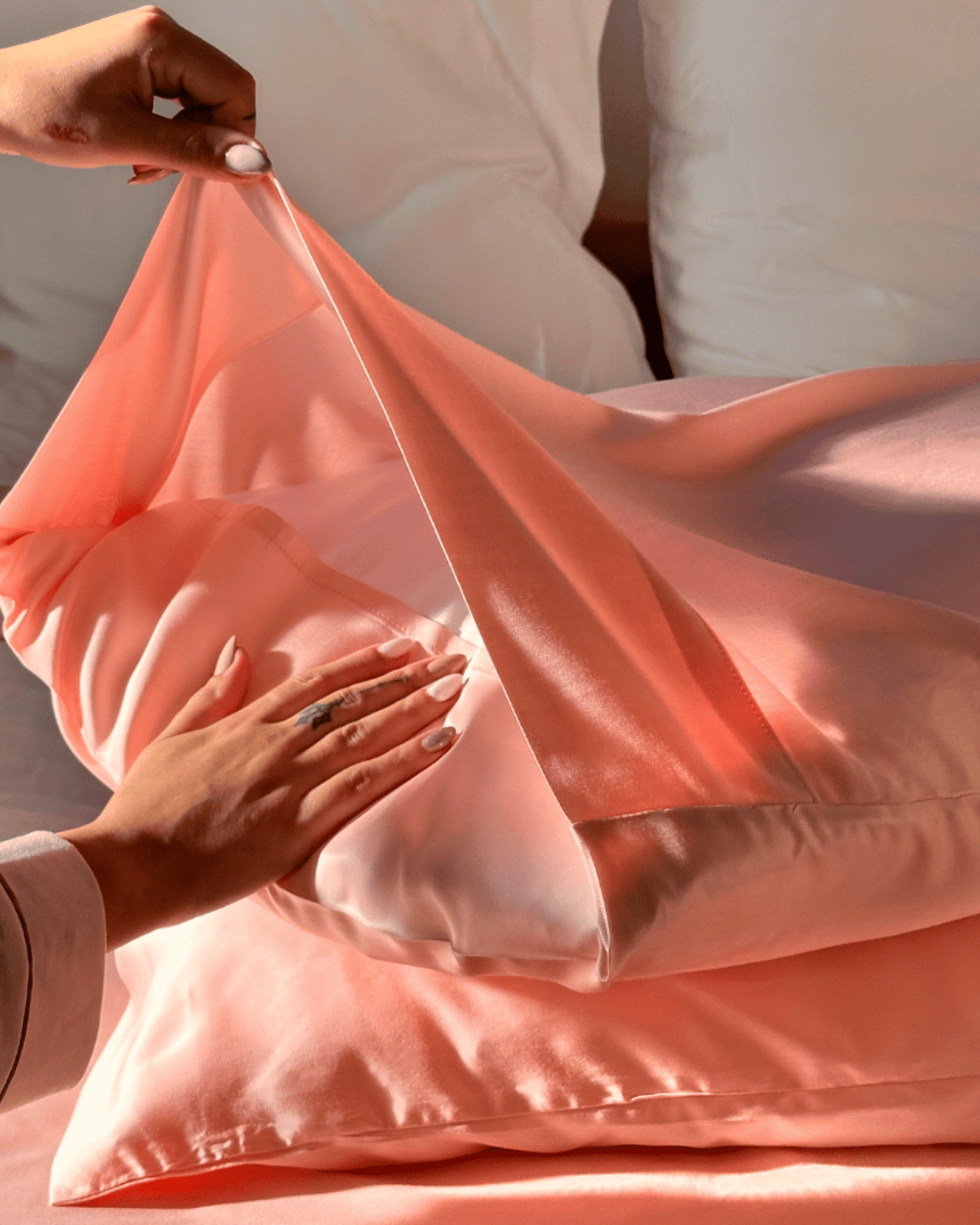 Main fermant une enveloppe rose avec fermeture simple et efficace