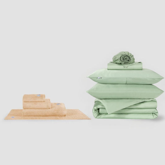 Ensemble de serviettes beige et draps de lit verts en bundle Momo Cotton sur fond blanc