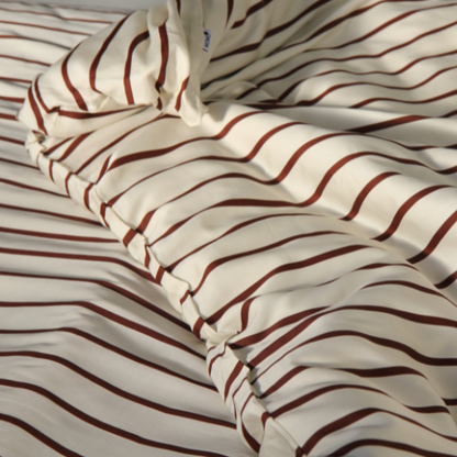 Parure de housse de couette en bambou à rayures rouges et blanches sur lit