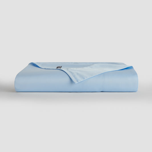 Bovenlaken babyblauw bamboe beddengoed by Momo Cotton – satijnweefsel 300 draden, zacht, ademend en duurzaam.