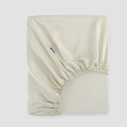Hoeslaken parelwit bamboe by Momo Cotton – satijnweefsel 300 draden, zacht, ademend en duurzaam.