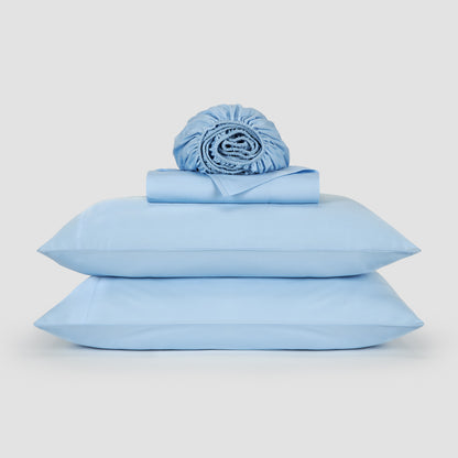 Bovenlaken-set hemelsblauw bamboe by Momo Cotton – satijnweefsel 300 draden, zacht, ademend en duurzaam.