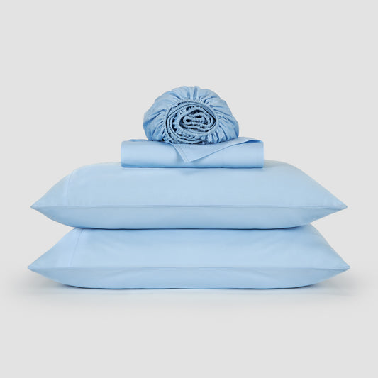 Bovenlaken-set hemelsblauw bamboe by Momo Cotton – satijnweefsel 300 draden, zacht, ademend en duurzaam.