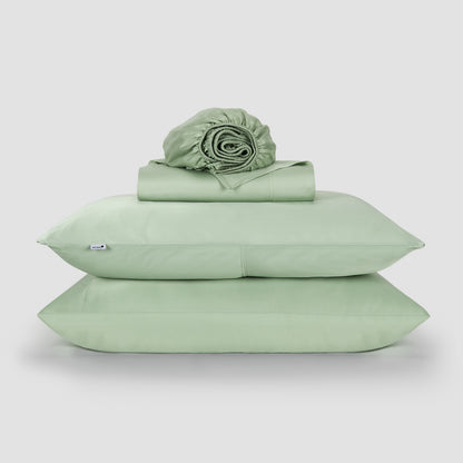 Bovenlaken-set groen bamboe by Momo Cotton – satijnweefsel 300 draden, zacht, ademend en duurzaam.