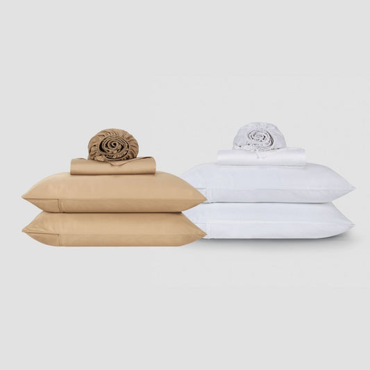 Ensembles de draps en coton Momo beige et blanc empilés avec literie roulée et oreillers sur fond neutre