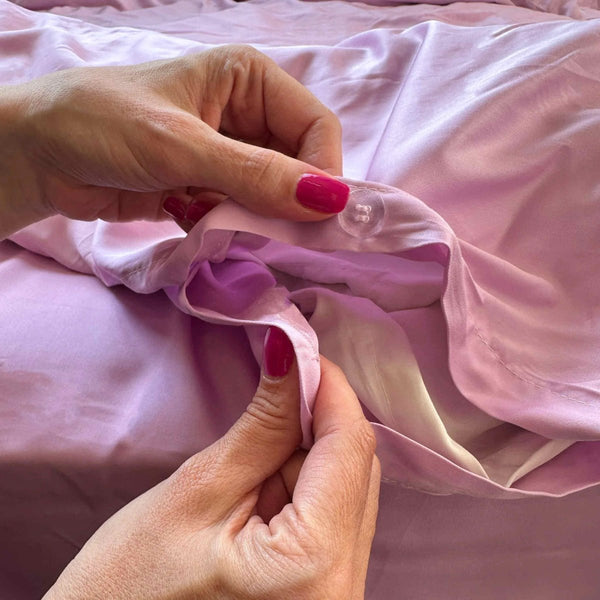Gros plan sur les boutons de la housse de couette en bambou rose fermés – tissu haut de gamme, doux et durable