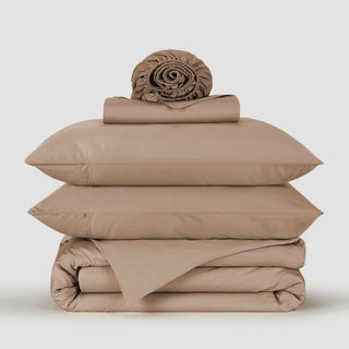 Ensemble de literie bambou taupe empilé présentant housse de couette, drap housse, drap plat, taies d'oreiller et courtepointe roulée.