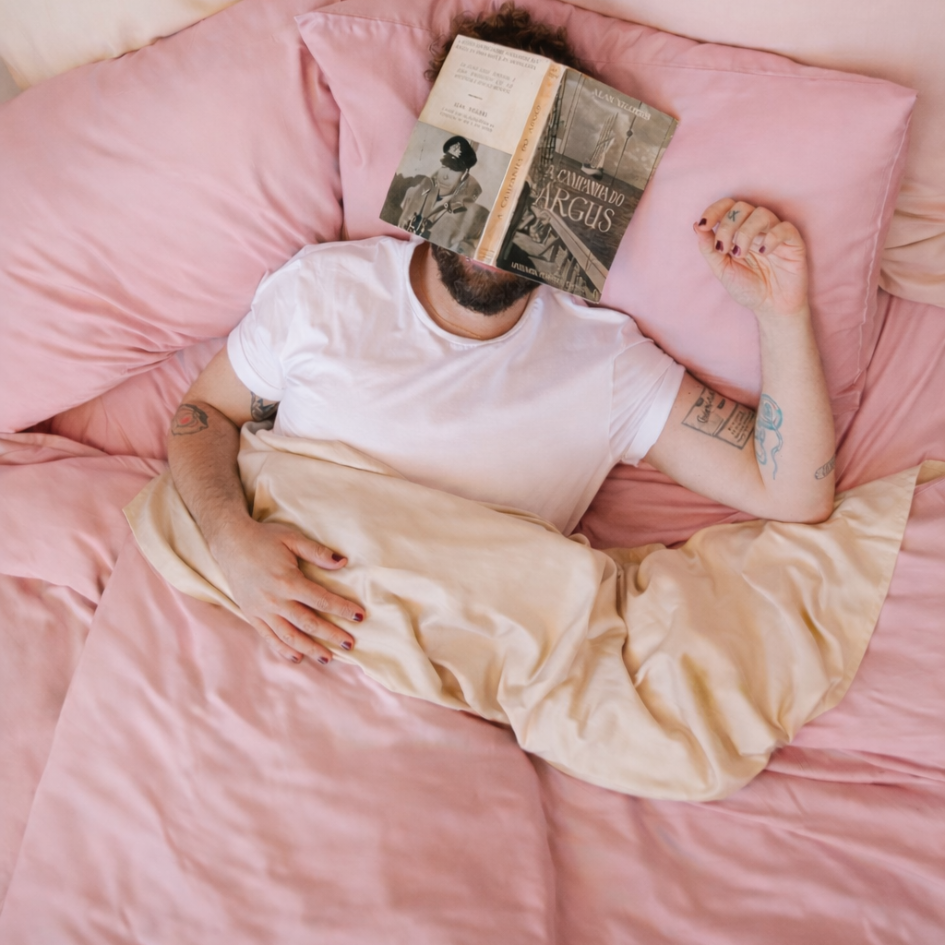 Detailed view of slightly wrinkled pink bamboeweefsel, showcasing its natuurlijk, relaxed finish.